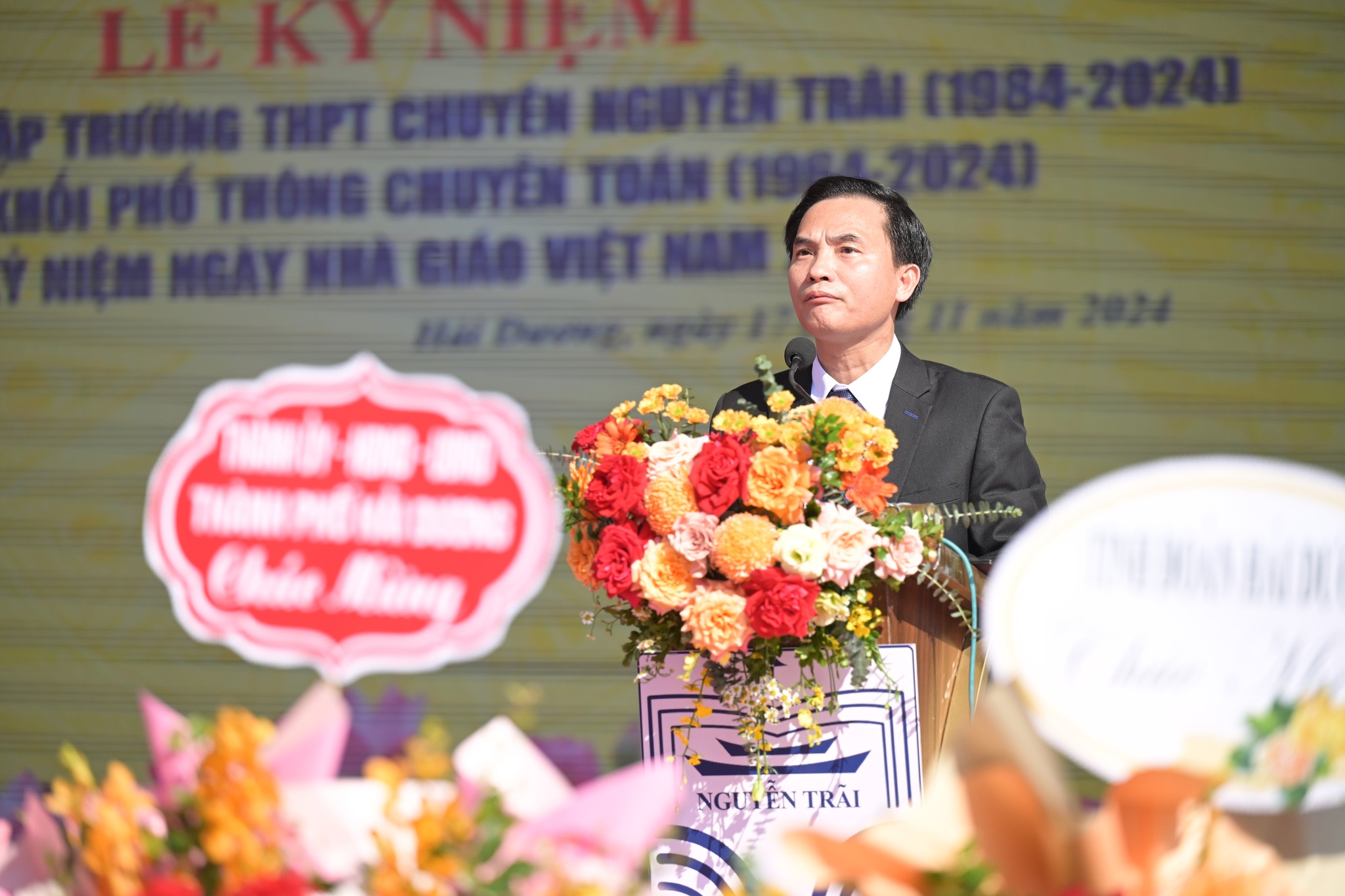 Nhấn để phóng to